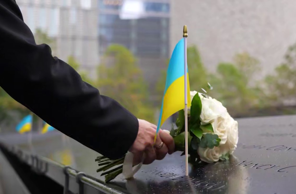 Зеленський відвідав меморіал 11 вересня у Нью-Йорку Зеленський відвідав меморіал 11 вересня у Нью-Йорку
